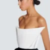 Strukturiertes, trägerloses Kleid aus zwei Stoffen Strukturiertes, trägerloses Kleid aus zwei Stoffen