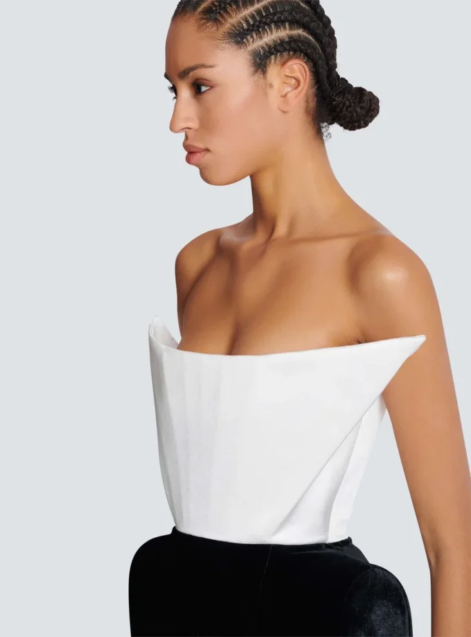 Strukturiertes, trägerloses Kleid aus zwei Stoffen Strukturiertes, trägerloses Kleid aus zwei Stoffen