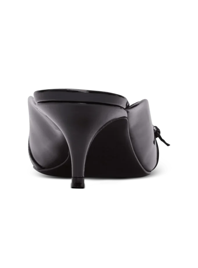 Sync-Pantoletten aus Lackleder mit spitzer Zehenpartie Sync-Pantoletten aus Lackleder mit spitzer Zehenpartie