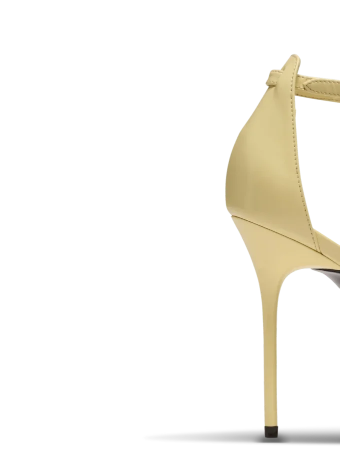Sync-Stilettos aus Lackleder