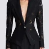 Taillierte Spitzenjacke mit 1 Knopf Taillierte Spitzenjacke mit 1 Knopf