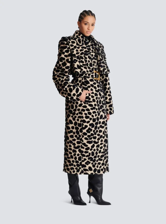 Trenchcoat mit Gürtel aus Jacquard mit Leopardenmuster Trenchcoat mit Gürtel aus Jacquard mit Leopardenmuster