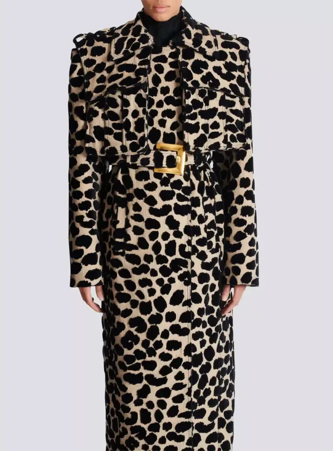 Trenchcoat mit Gürtel aus Jacquard mit Leopardenmuster Trenchcoat mit Gürtel aus Jacquard mit Leopardenmuster