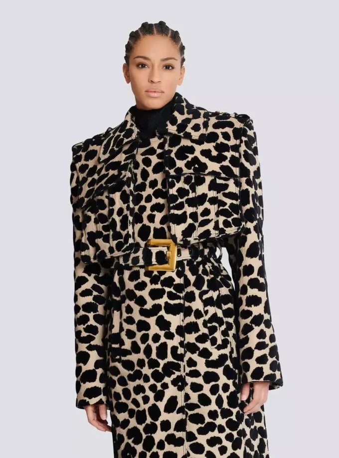 Trenchcoat mit Gürtel aus Jacquard mit Leopardenmuster Trenchcoat mit Gürtel aus Jacquard mit Leopardenmuster