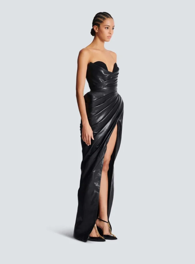 Trägerloses, figurbetontes Lederkleid Trägerloses, figurbetontes Lederkleid