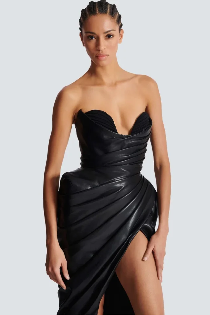 Trägerloses, figurbetontes Lederkleid Trägerloses, figurbetontes Lederkleid
