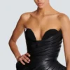 Trägerloses, figurbetontes Lederkleid Trägerloses, figurbetontes Lederkleid