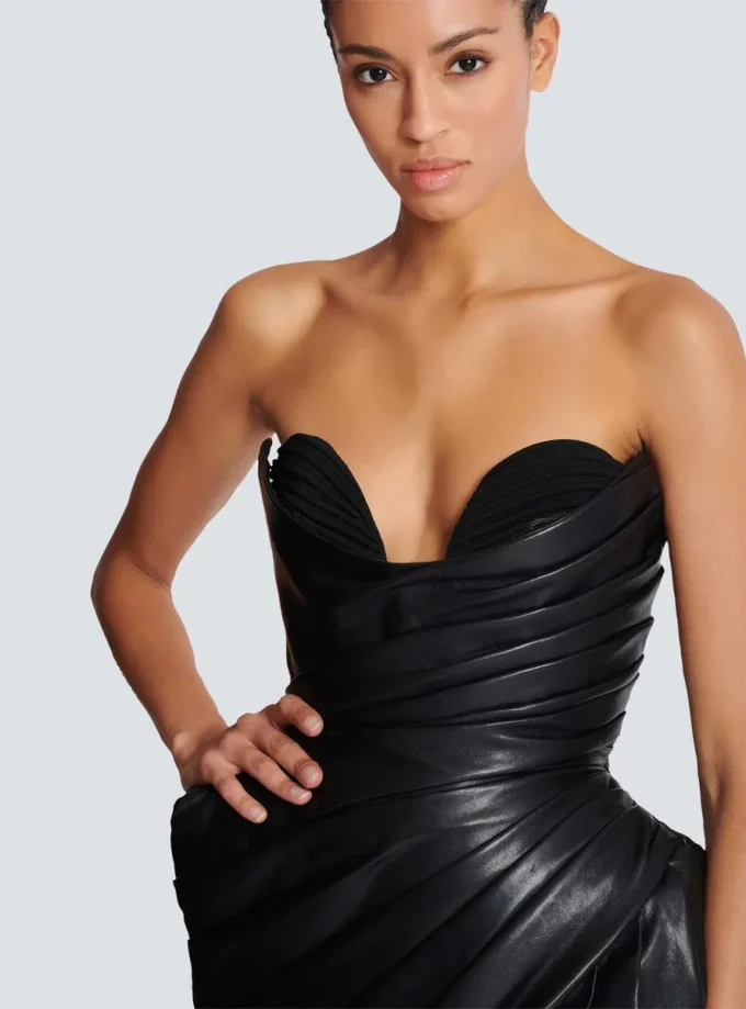 Trägerloses, figurbetontes Lederkleid Trägerloses, figurbetontes Lederkleid