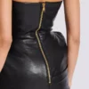 Trägerloses, figurbetontes Lederkleid Trägerloses, figurbetontes Lederkleid