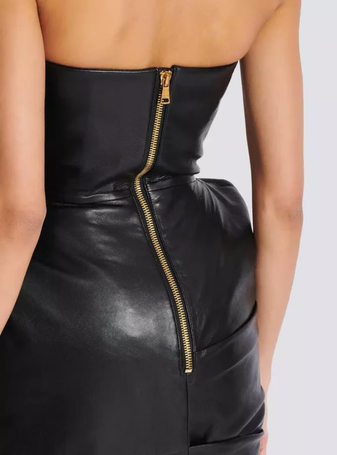 Trägerloses, figurbetontes Lederkleid Trägerloses, figurbetontes Lederkleid