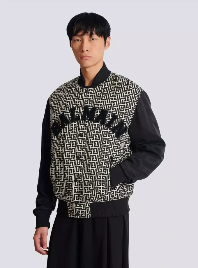 Varsity-Jacke mit Monogramm und Aufnähern Varsity-Jacke mit Monogramm und Aufnähern