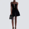 Verziertes Samtkleid mit Trägern Verziertes Samtkleid mit Trägern
