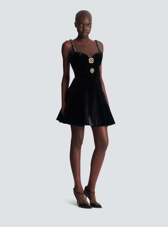 Verziertes Samtkleid mit Trägern Verziertes Samtkleid mit Trägern