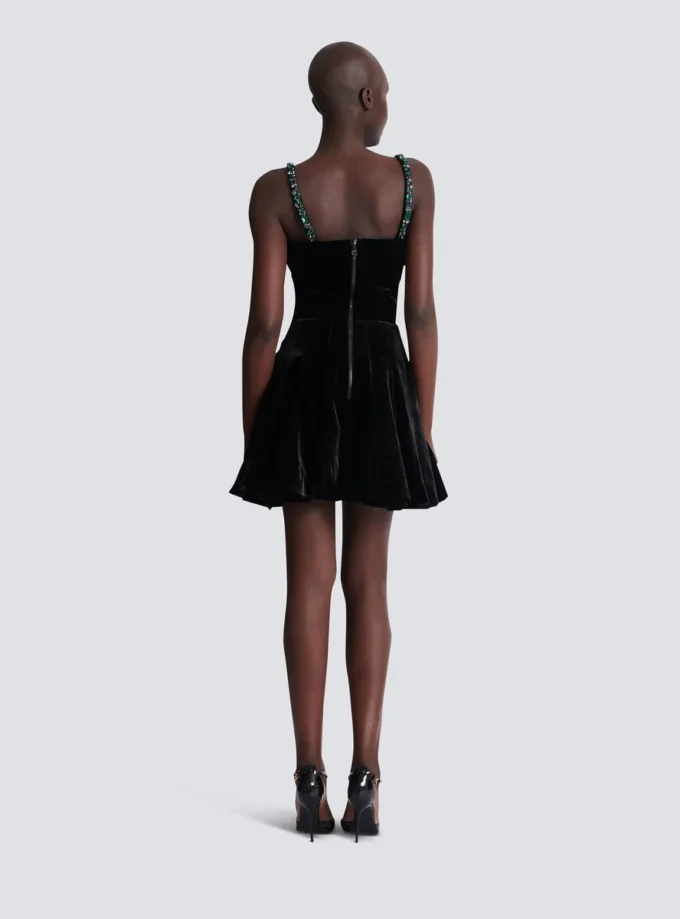 Verziertes Samtkleid mit Trägern Verziertes Samtkleid mit Trägern