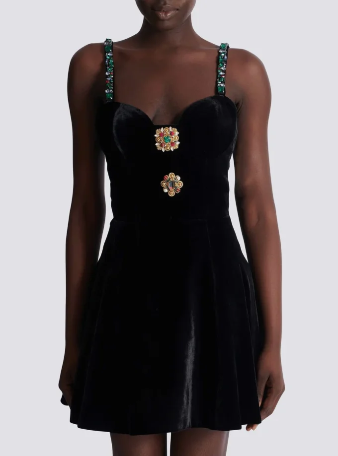 Verziertes Samtkleid mit Trägern Verziertes Samtkleid mit Trägern