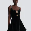 Verziertes Samtkleid mit Trägern Verziertes Samtkleid mit Trägern