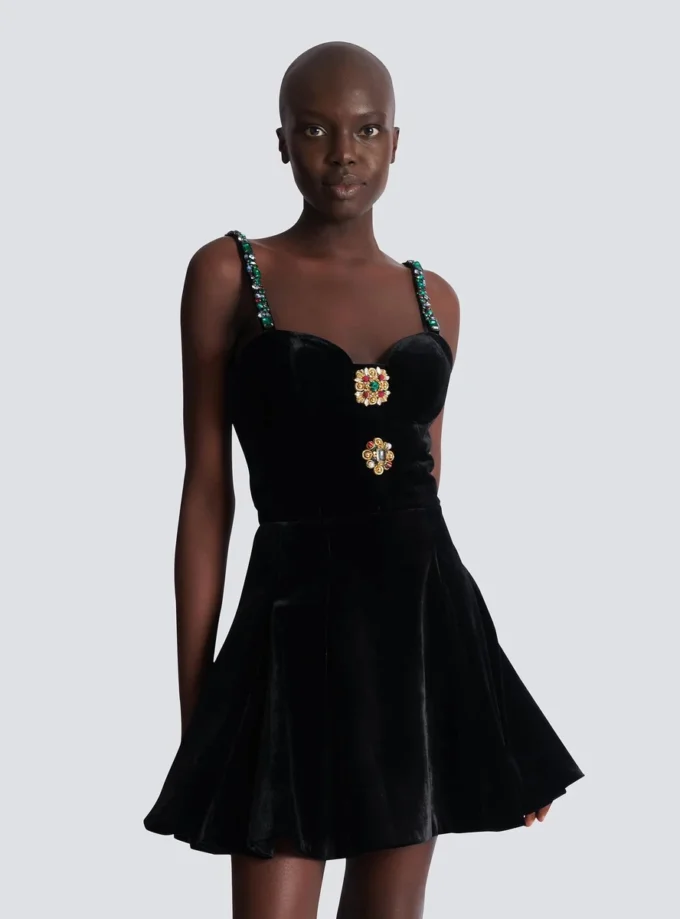 Verziertes Samtkleid mit Trägern Verziertes Samtkleid mit Trägern
