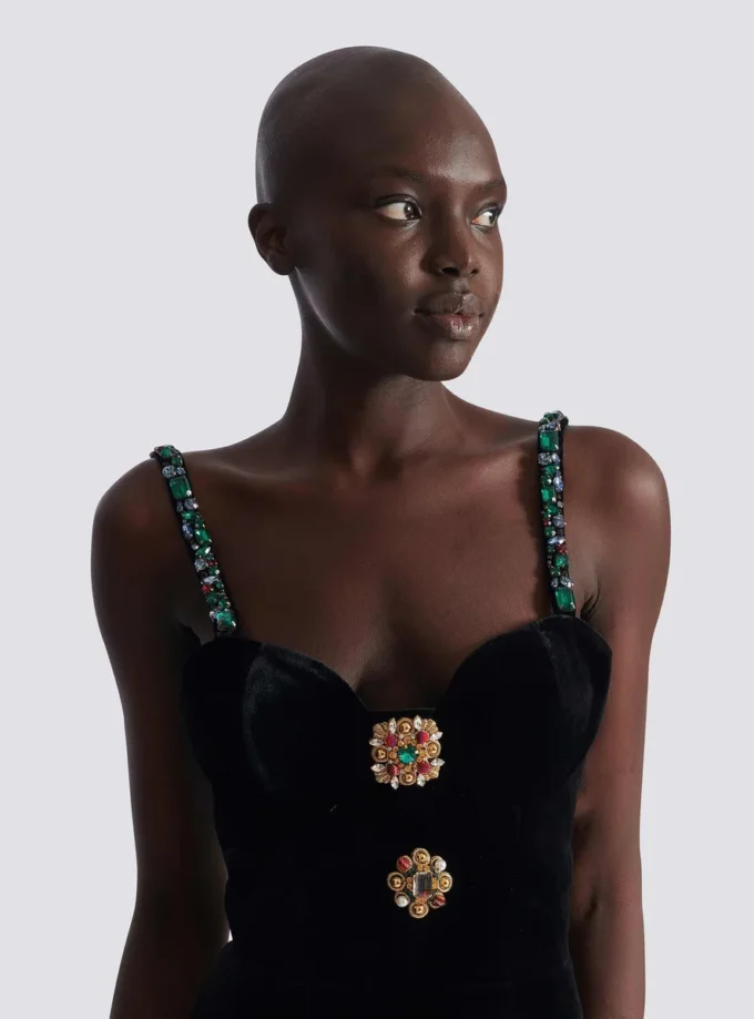 Verziertes Samtkleid mit Trägern Verziertes Samtkleid mit Trägern