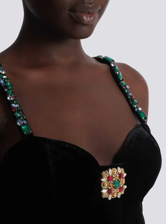 Verziertes Samtkleid mit Trägern Verziertes Samtkleid mit Trägern