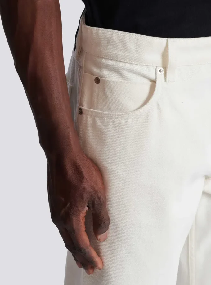 Weiße Jeans mit geradem Schnitt Weiße Jeans mit geradem Schnitt