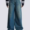 Weite Jeanshose aus verblasstem Denim Weite Jeanshose aus verblasstem Denim