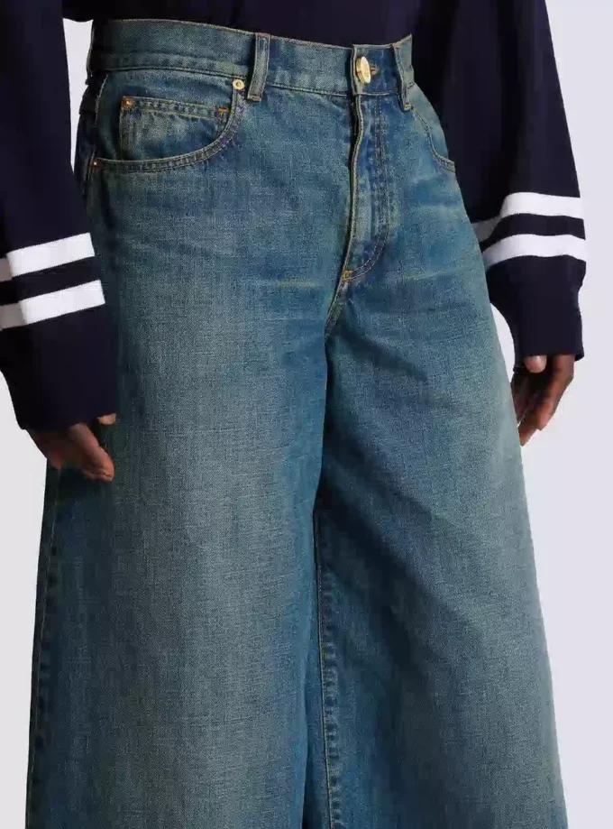 Weite Jeanshose aus verblasstem Denim Weite Jeanshose aus verblasstem Denim
