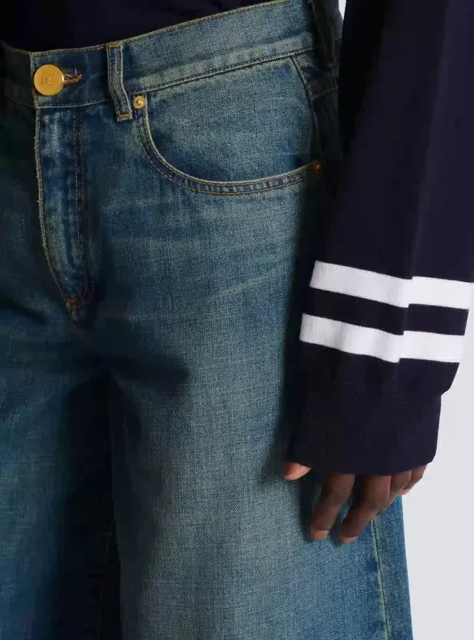 Weite Jeanshose aus verblasstem Denim Weite Jeanshose aus verblasstem Denim