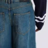 Weite Jeanshose aus verblasstem Denim Weite Jeanshose aus verblasstem Denim