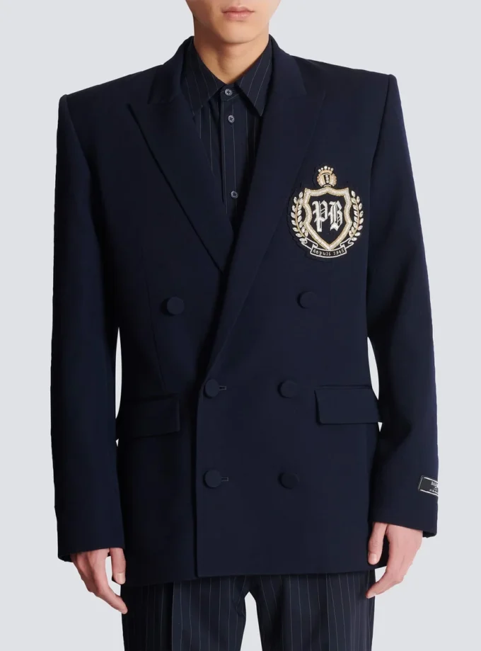 Wollblazer mit Kristallapplikation
