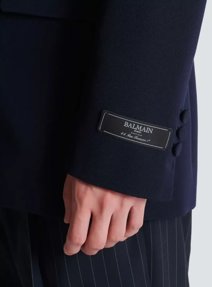 Wollblazer mit Kristallapplikation