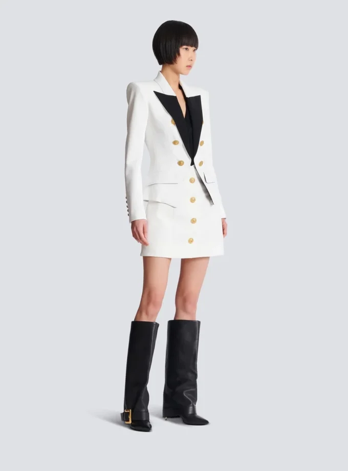 Zweifarbige Jacke mit 6 Knöpfen Zweifarbige Jacke mit 6 Knöpfen