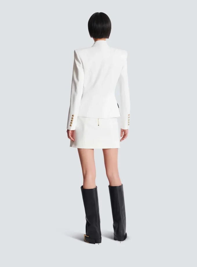 Zweifarbige Jacke mit 6 Knöpfen Zweifarbige Jacke mit 6 Knöpfen