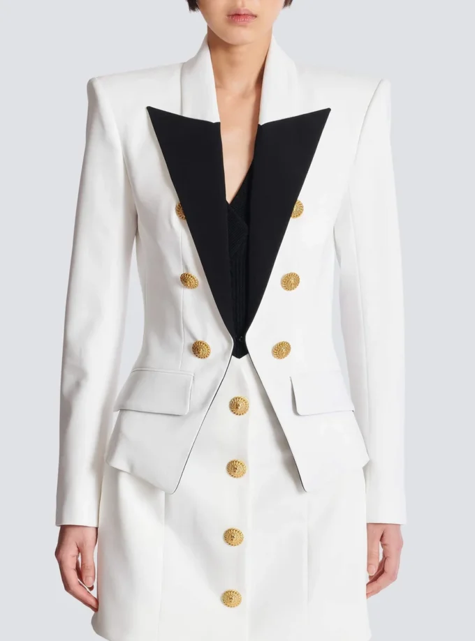 Zweifarbige Jacke mit 6 Knöpfen Zweifarbige Jacke mit 6 Knöpfen