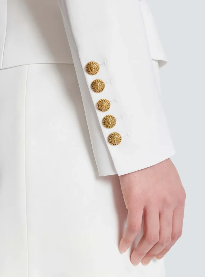 Zweifarbige Jacke mit 6 Knöpfen Zweifarbige Jacke mit 6 Knöpfen
