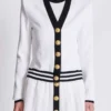 Zweifarbige Strickjacke mit Monogramm Zweifarbige Strickjacke mit Monogramm