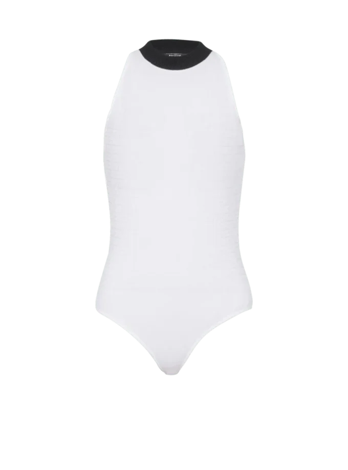 Zweifarbiger Strickbody mit Monogramm Zweifarbiger Strickbody mit Monogramm