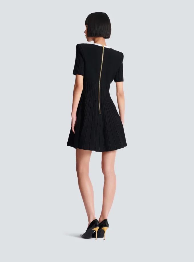 Zweifarbiges A-Linien-Strickkleid Zweifarbiges A-Linien-Strickkleid