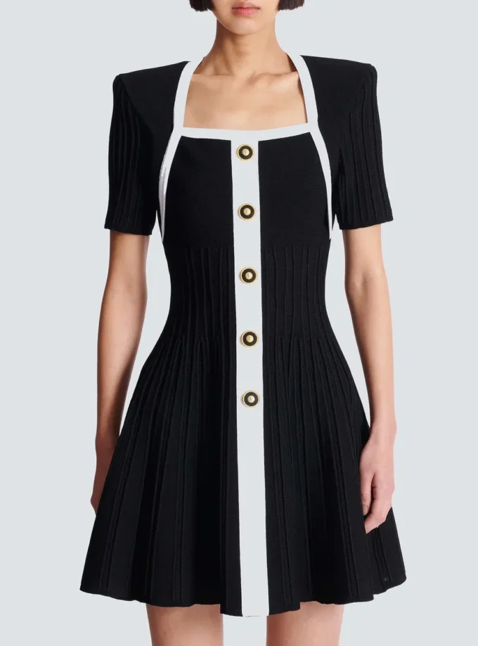 Zweifarbiges A-Linien-Strickkleid Zweifarbiges A-Linien-Strickkleid