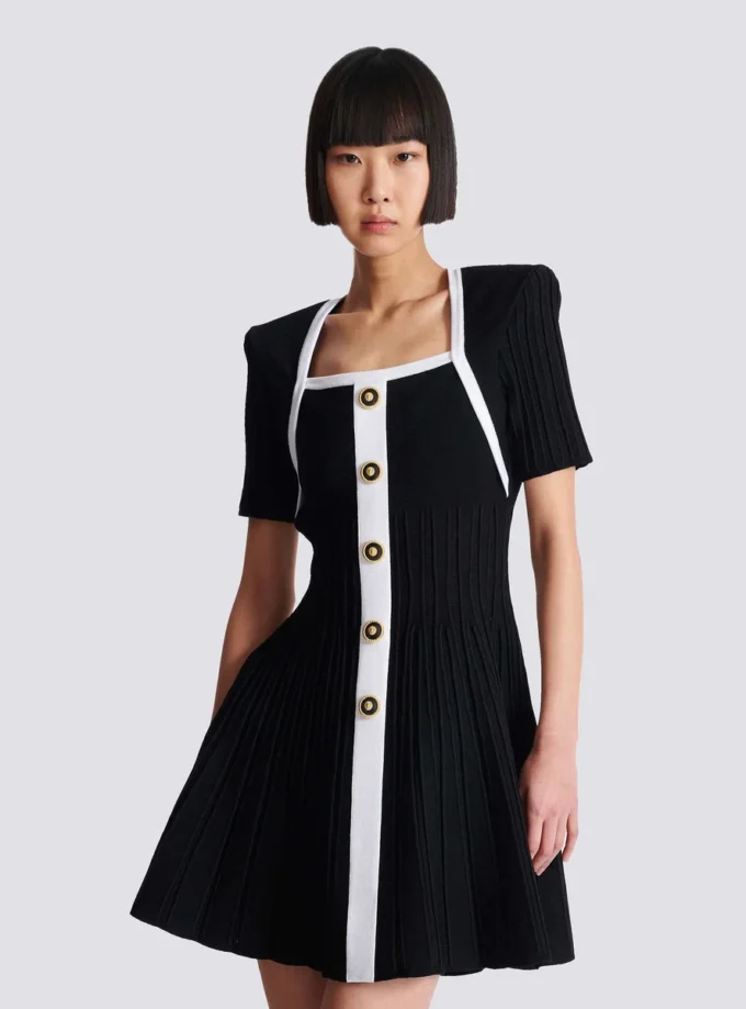 Zweifarbiges A-Linien-Strickkleid Zweifarbiges A-Linien-Strickkleid