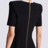 Zweifarbiges A-Linien-Strickkleid Zweifarbiges A-Linien-Strickkleid
