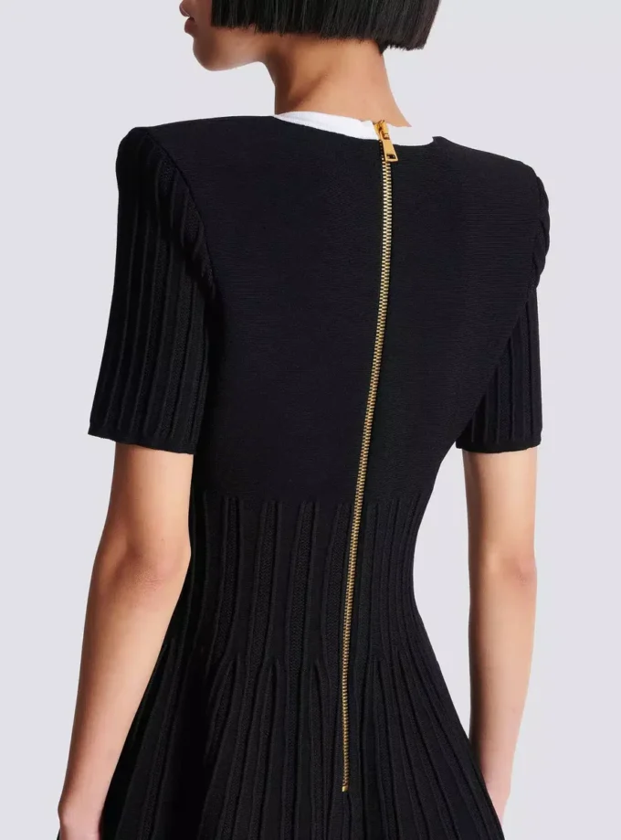 Zweifarbiges A-Linien-Strickkleid Zweifarbiges A-Linien-Strickkleid