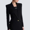 Zweitaschiges Minikleid mit doppeltem Kragen