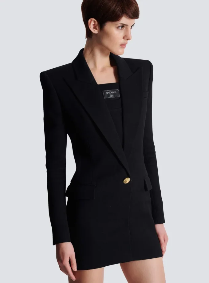 Zweitaschiges Minikleid mit doppeltem Kragen