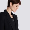 Zweitaschiges Minikleid mit doppeltem Kragen