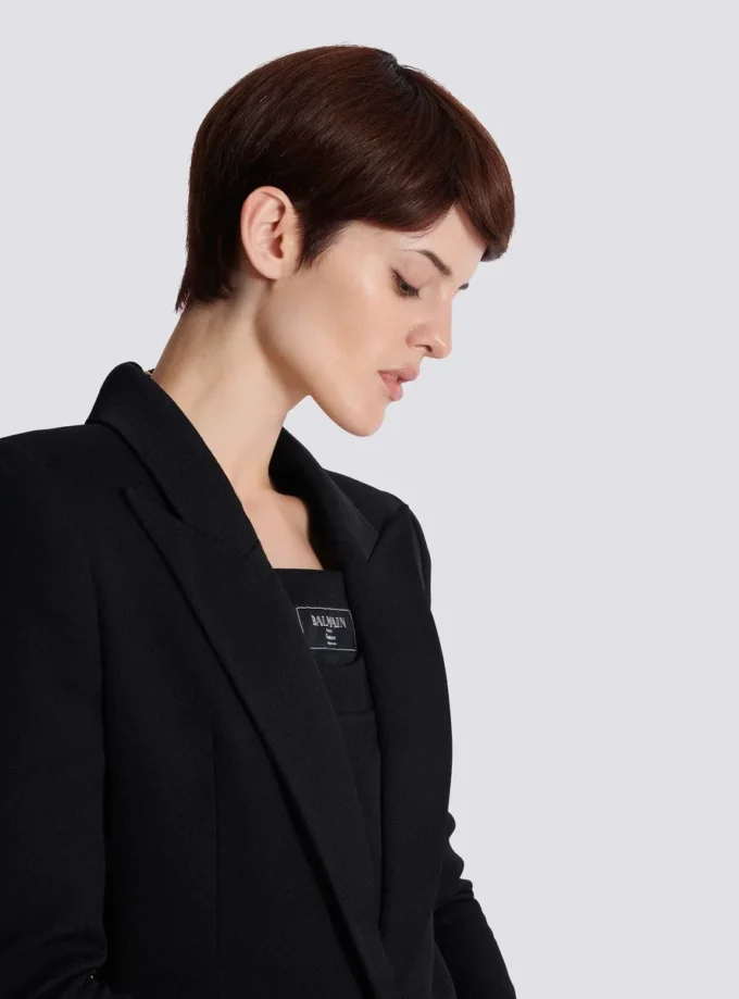Zweitaschiges Minikleid mit doppeltem Kragen