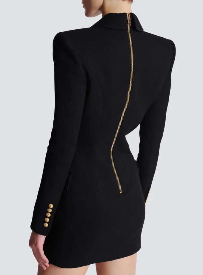Zweitaschiges Minikleid mit doppeltem Kragen