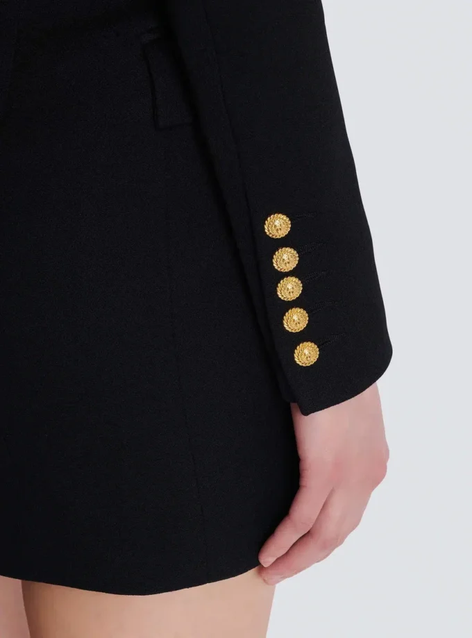 Zweitaschiges Minikleid mit doppeltem Kragen